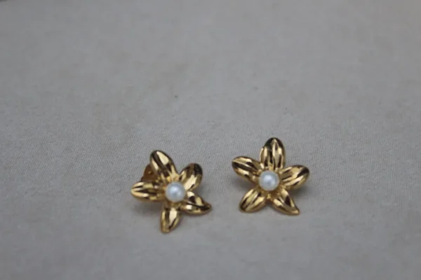 Daisy Studs